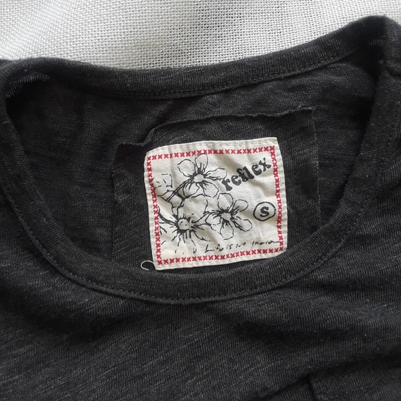 {Reflex} NWOT Gray and White Printed Sleeve Tee S - Picture 3 of 4